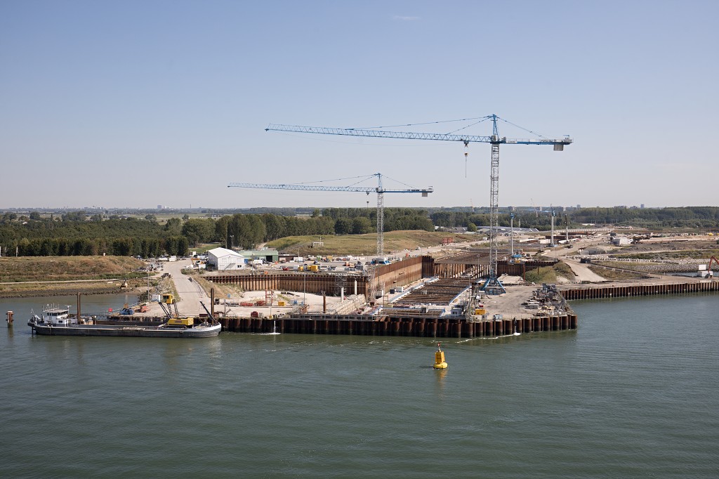 europoort maasvlakte rotterdam botlek haven scheepvaart industrie fabrieken marine transport overslag terminal portlantis ferry centrale